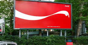 Símbolo da Coca-Cola indica coletores de latas para reciclagem
