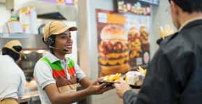 Burger King recebe currículos e divulga vagas na Feira Cultural LGBT