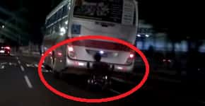 Cadeirante pega carona na traseira do ônibus e capota; Veja vídeo