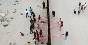 Gangorras em muro que separa EUA e México permitem crianças brincarem