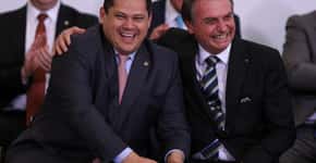 Embaixada: Globo mostra como Bolsonaro compra o presidente do Senado