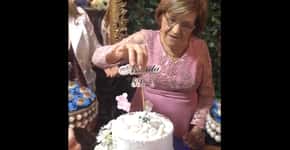 Avó ganha bolo recheado com dinheiro no aniversário e viraliza na web