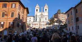 Roma vai multar turista que sentar na escadaria da Piazza di Spagna