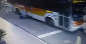 Idosa se desequilibra ao descer do ônibus e é atropelada pelo coletivo