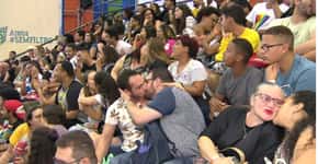 Grupo realiza beijaço na Bienal do Rio