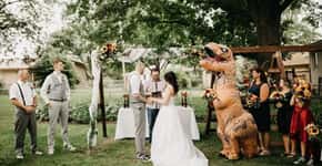 Noiva libera roupa e madrinha vai ao casamento vestida de dinossauro