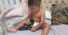 Pai deixa bebê brincar com arma carregada e vai preso