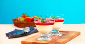 Aprenda a fazer pannacotta de iogurte com calda de morango