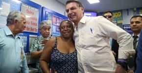 Bolsonaro vai até lotérica e aposta no nº13 na Mega da Virada