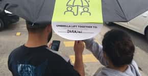 Carona em guarda-chuva incentiva cultura de compartilhamento