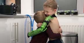 Menino abraça irmão pela primeira vez após ganhar prótese de braço