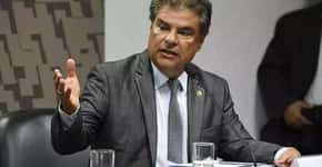 Senador que viajou com Bolsonaro aos EUA é internado em Brasília