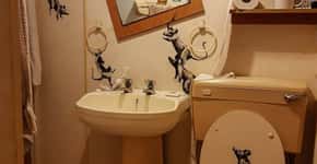 Banksy faz intervenção artística no banheiro de casa durante quarentena