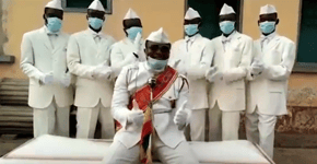 Meme do caixão: animadores de funeral de Gana mandam mensagem ao mundo