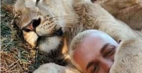 Vídeo de leão abraçando fundador de santuário viraliza nas redes