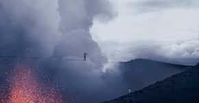 Brasileiro atravessa cratera de vulcão ativo de slackline