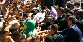 Sem máscara, Bolsonaro provoca aglomeração no 7 de Setembro
