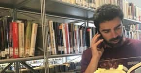 Bibliotecário lê livros para idosos por telefone em meio à pandemia