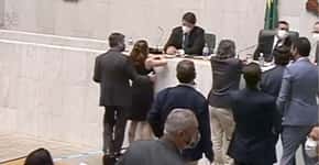 Vídeo: Deputado Fernando Cury passa a mão no seio de deputada na Alesp