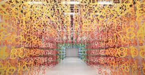 ‘Floresta de Números’ cobre Farol Santander com 15 mil peças coloridas