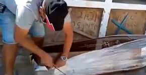 Vereador do PT abre caixão para ‘provar’ que idoso não morreu de covid