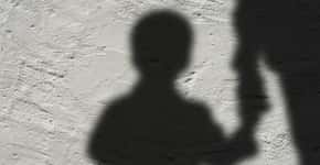 Mãe é presa suspeita de ‘vender’ filha de 4 anos para estupradores