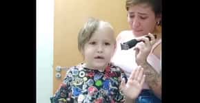 Mãe chora ao raspar cabelo do filho com leucemia e vídeo viraliza
