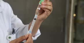 Meia dose da vacina AstraZeneca tem eficácia de 88,3%, diz estudo