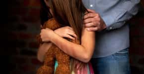 Menina de 7 anos denúncia avô por abuso sexual após ver programa de TV