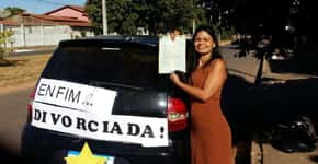 Professora celebra separação com faixa no carro: ‘Enfim divorciada’