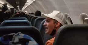 Homem é amarrado a assento de avião por assediar comissárias em pleno voo