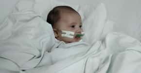 Bebê está internado com covid-19 e tem 90% do pulmão comprometido