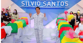 Silvio Santos surpreende plateia e grava programa de pijama