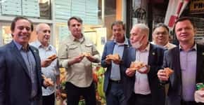 Vergonha: Bolsonaro é flagrado comendo pizza nas ruas de NY
