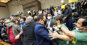 Ostentando suástica, bolsonaristas agridem vereadores de Porto Alegre