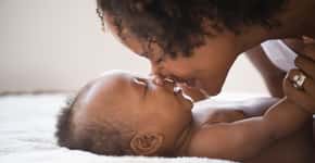 Entenda por que o contato pele a pele alivia a cólica e ajuda o bebê a dormir melhor