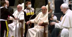 Menino rouba a cena em audiência com o Papa