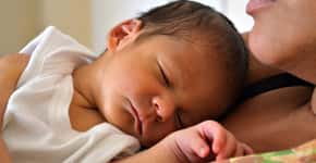 Seu colo aquece, seu cheiro conforta: entenda a importância do contato pele a pele com o bebê
