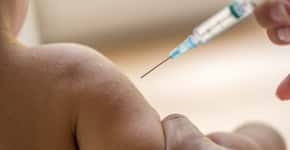 Bebês vacinados contra covid por engano são internados