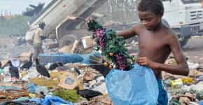 Foto de criança com árvore de Natal em lixão comove a web