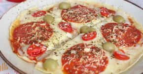 Pizza de frigideira feita com tapioca (tá passada?) 😱