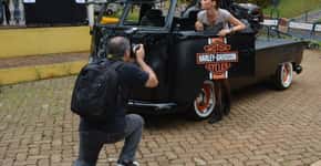 ABCclick faz ensaio fotográfico aberto com carros antigos e modelos fotográficos