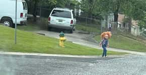 Menino de 5 anos sai fantasiado de Chucky e toca o terror nos vizinhos