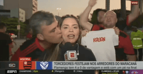 Torcedor do Flamengo é preso após beijar repórter ao vivo