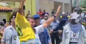Web revive vídeo em que Bolsonaro é enganado por anão em seu colo
