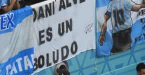 Por que torcedores da Argentina levaram faixa com xingamento a Daniel Alves?