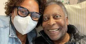 Filha de Pelé posta foto abraçando pai no hospital: ‘Na Luta’