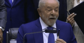 Lula quebra protocolo ao assinar termo de posse e causa comoção