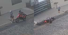 Homem apalpa parte íntimas de mulher e cai da moto em seguida