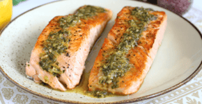Este salmão na manteiga com ervas é perfeito para um jantar especial